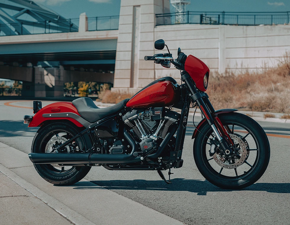 Vista delantera de moto bobber con enfoque en el timón y las luced led