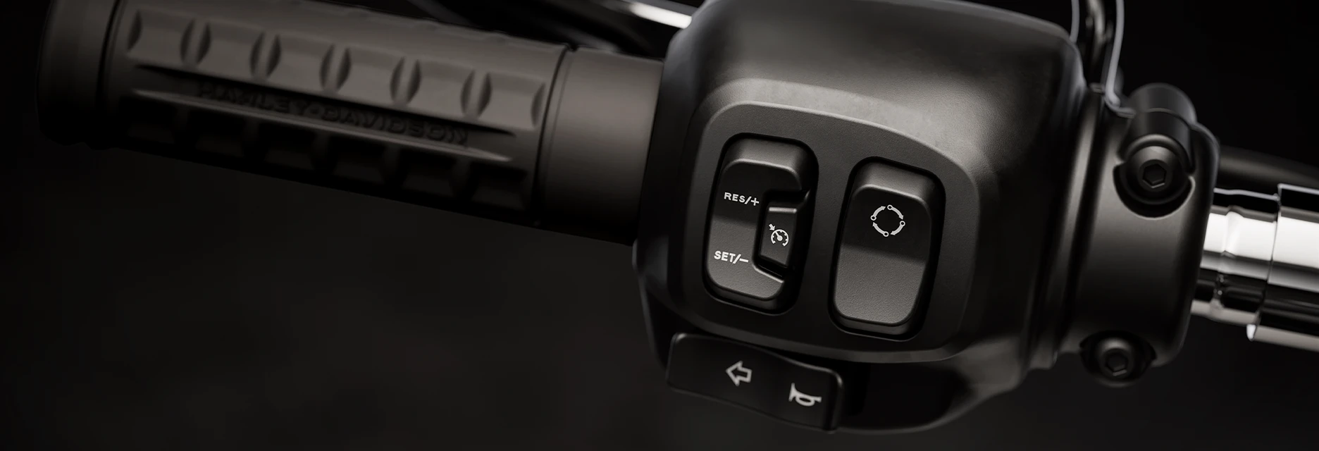 Controles manuales mejorados en motocicleta Breakout Harley Davidson